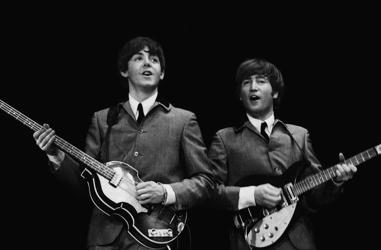 Paul McCartney (til venstre) og John Lennon  (til højre), mens The Beatles er på deres første turne i USA.  Foto: Ho/Ritzau Scanpix