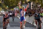     French rider of team Groupama FDJ Arnaud Demare (C) celebrates after crossing the finish line, ahead French rider of team B&amp;B Hotels P/B KTM Franck Bonnamour (R) and Belgian rider of team Trek Segafredo Jasper Stuyven (L), to win the 115th edition of the 212, 3 km Paris-Tours one day cycling race, in Tours, Central France on October 10, 2021. (Photo by GUILLAUME SOUVANT / AFP)   Foto: Guillaume Souvant/Ritzau Scanpix