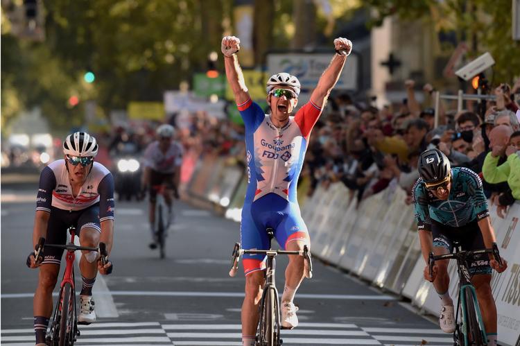     French rider of team Groupama FDJ Arnaud Demare (C) celebrates after crossing the finish line, ahead French rider of team B&amp;B Hotels P/B KTM Franck Bonnamour (R) and Belgian rider of team Trek Segafredo Jasper Stuyven (L), to win the 115th edition of the 212, 3 km Paris-Tours one day cycling race, in Tours, Central France on October 10, 2021. (Photo by GUILLAUME SOUVANT / AFP)   Foto: Guillaume Souvant/Ritzau Scanpix