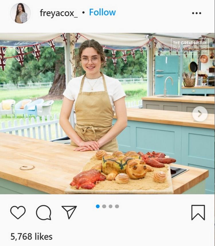 Veganer Freya Cox bliver nødt til at bage med animalske produkter i den britiske version af bagedysten. Dommen har været hård på de sociale medier.  