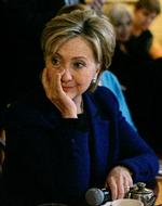 Hillary Clintons roman er skrevet i samarbejde med forfatteren Louise Penny. Foto: Elise Amendola/ASSOCIATED PRESS