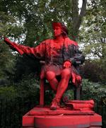Denne statue i London af Columbus blev i mandags overhældt med rød maling Foto: Hannah Mckay/Ritzau Scanpix