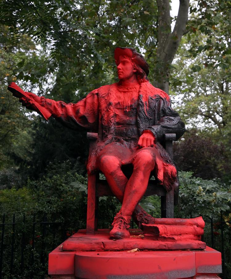 Denne statue i London af Columbus blev i mandags overhældt med rød maling Foto: Hannah Mckay/Ritzau Scanpix