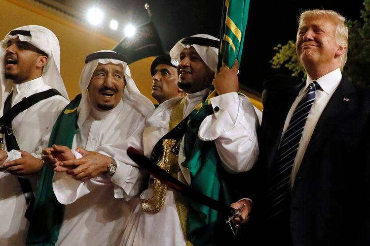 Donald Trump blev overøst med gaver, da han i maj 2017 besøgte Saudi-Arabien på sin første officielle udlandsrejse som præsident.    

Saudi Arabia's King Salman bin Abdulaziz Al Saud (2nd L) welcomes U.S. President Donald Trump to dance with a sword during a welcome ceremony at Al Murabba Palace in Riyadh, Saudi Arabia May 20, 2017. REUTERS/Jonathan Ernst   Foto: Jonathan Ernst/Ritzau Scanpix