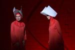     Marianne Rørholm (tv.) fotograferet under en prøve på det Kgl. Teaters opera 'Tjenerindens fortælling' af Poul Ruders. Foto: Jens Dresling