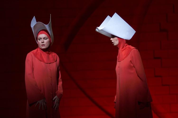    Marianne Rørholm (tv.) fotograferet under en prøve på det Kgl. Teaters opera 'Tjenerindens fortælling' af Poul Ruders. Foto: Jens Dresling