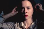 Johanne Lykke Holms drømmende univers af syner, hologrammer og ektoplasma kulminerer i en hallucinatorisk skrift, der får anmelderen til at tænke på Tove Ditlevsens ’Ansigterne’. Foto: Khashayar Naderehvandi