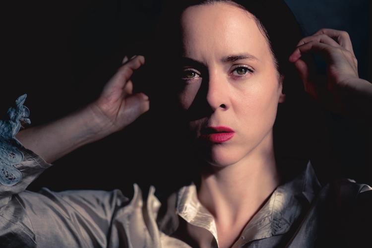 Johanne Lykke Holms drømmende univers af syner, hologrammer og ektoplasma kulminerer i en hallucinatorisk skrift, der får anmelderen til at tænke på Tove Ditlevsens ’Ansigterne’. Foto: Khashayar Naderehvandi