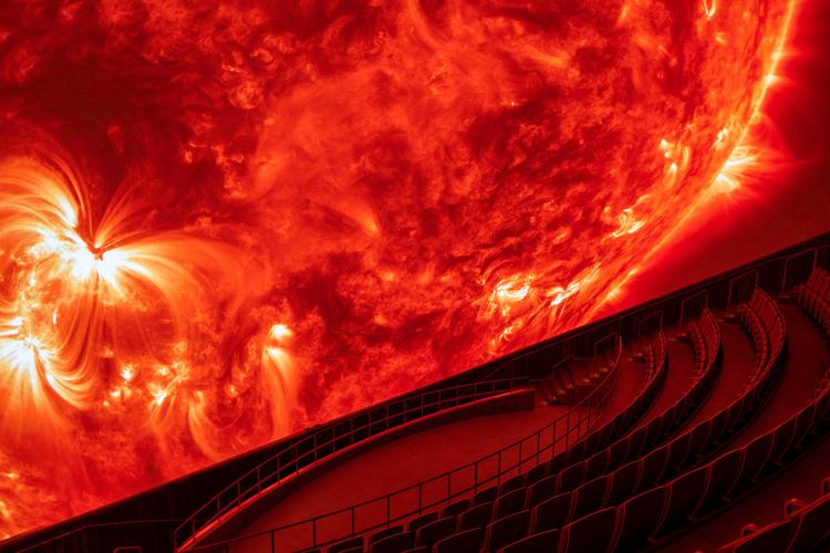 Som i alle andre biografer var det første, man førhen mødte, en massiv lugt af popcorn. Den er der desværre stadig. Her med udsigt til solen.  Foto: Planetarium