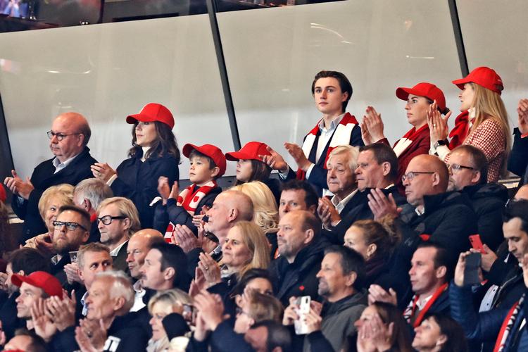  Kulturminister Ane Halsboe-Jørgensen (øverst yderst til højre) var lægterne i parken, da landsholdet vandt 1-0 over Østrig og kvalificerede sig til VM. Foto: Jens Dresling