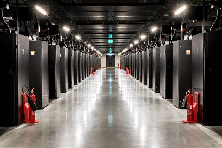 Facebook har i forvejen et datacenter i Odense. Nu har techgiganten købt en stor grund i Esbjerg Kommune, hvor der måske skal bygges endnu et datacenter. Foto: Jacob Ehrbahn
