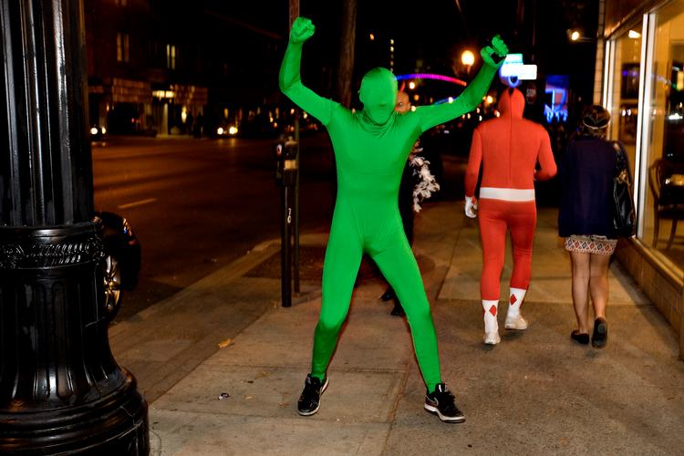 Amerikanske børn og unge fejrer Halloween hvert eneste år, ofte udklædte som her i Ohio. Men i 2008 døde en ung kvinde ved en Hallowenfest i en forstad til Seattle. En ung mand blev mistænkt, måske uden grund. Foto: Jacob Ehrbahn