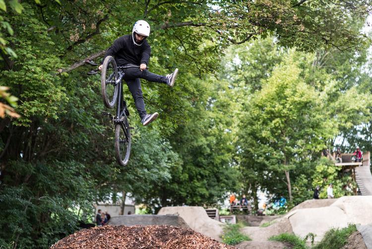 BMX-banen Holmen Dirt ligger i et grønt område ved Christianshavns Vold, men det kan den ikke blive ved med, fordi ligger for tæt på et fortidsminde og ændrer landskabet for meget. Flere politikere er gået ind i sagen, men Teknik- og Miljøforvaltningen mener ikke, at der er mulighed for at give dispensation.  PR-foto Holmen Dirt