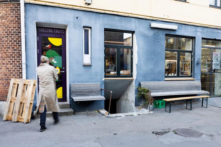 Sneezing Fruits er ikke en kaffebar, man tilfældigvis opdager på sin færd rundt i byen. Den ligger godt gemt i en gård på Sturlasgade. Foto: Tilde Døssing Tornbjerg