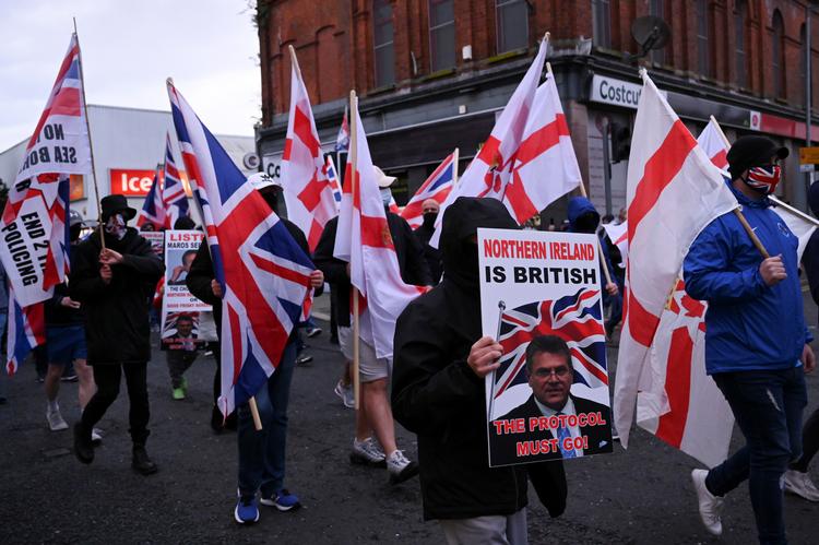Demonstranter i Belfast protesterede for en måned siden mod den såkaldte nordirske protokol, aftalen mellem EU og Storbritannien om Nordirlands status efter Brexit. Foto: Clodagh Kilcoyne/Ritzau Scanpix
