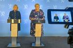 Norges afgående statsminister, Erna Solberg (th.), afholdt onsdag aften et pressemøde om drabene i Kongsberg. Med på pressemødet var også afgående justits- og beredskabsminister, Monica Mæland. Foto: Ole Berg-rusten/Ritzau Scanpix