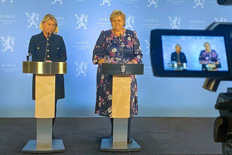 Norges afgående statsminister, Erna Solberg (th.), afholdt onsdag aften et pressemøde om drabene i Kongsberg. Med på pressemødet var også afgående justits- og beredskabsminister, Monica Mæland. Foto: Ole Berg-rusten/Ritzau Scanpix