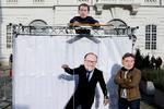 Under en protest i Wien mod Østrigs nye regering fremstiller demonstranter Kurz som dukkefører for kansler Schallenberg (nederst t.v.) og den grønne vicekansler, Werner Kogler.  Foto: Leonhard Foeger/Ritzau Scanpix