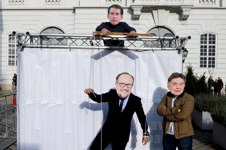 Under en protest i Wien mod Østrigs nye regering fremstiller demonstranter Kurz som dukkefører for kansler Schallenberg (nederst t.v.) og den grønne vicekansler, Werner Kogler.  Foto: Leonhard Foeger/Ritzau Scanpix