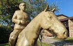 2,7 meter høj er rytterstatuen af Angela Merkel, der er opført i den tyske by Etsdorf. Kunstneren bag, Wilhelm Koch, har ikke givet nogen egentlig forklaring på, hvorfor han har lavet den. Foto: Staff/Reuters/Romana Fuessel/Ritzau Scanpix
