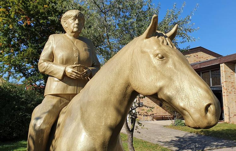 2,7 meter høj er rytterstatuen af Angela Merkel, der er opført i den tyske by Etsdorf. Kunstneren bag, Wilhelm Koch, har ikke givet nogen egentlig forklaring på, hvorfor han har lavet den. Foto: Staff/Reuters/Romana Fuessel/Ritzau Scanpix