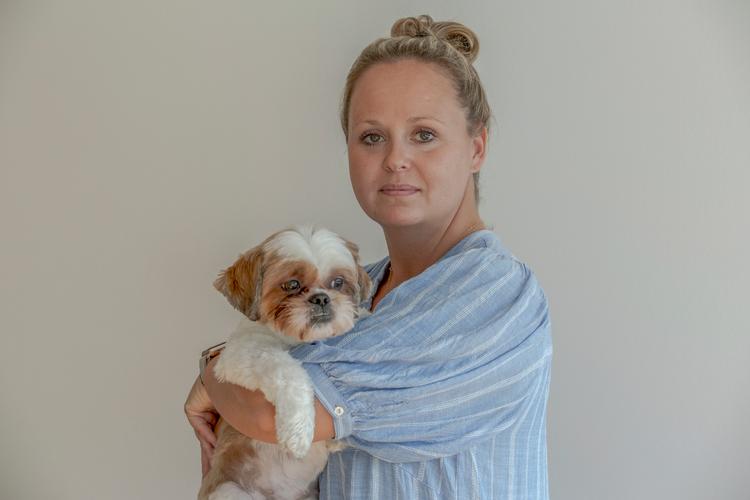 Camilla Hemmingsen blev smittet i marts 2020 på det plejehjem, hvor hun arbejdede. Nu venter hun på en afgørelse på sin arbejdsskadesag. Foto: Miriam Dalsgaard