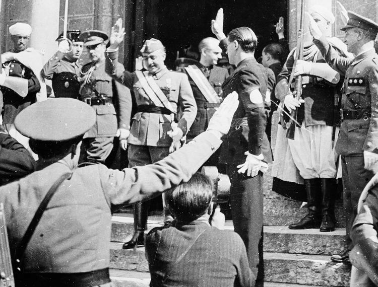 Generalissimo Francisco Franco på vej ud af sit hovedkvarter i Burgos, Spanien, i 1938, midt under den spanske borgerkrig.   Foto: Uncredited/Ritzau Scanpix