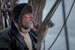Danske Roland Madsen spiller den vejrbidte sømand Otto, der kommer tæt på skibslægen.  Foto: BBC