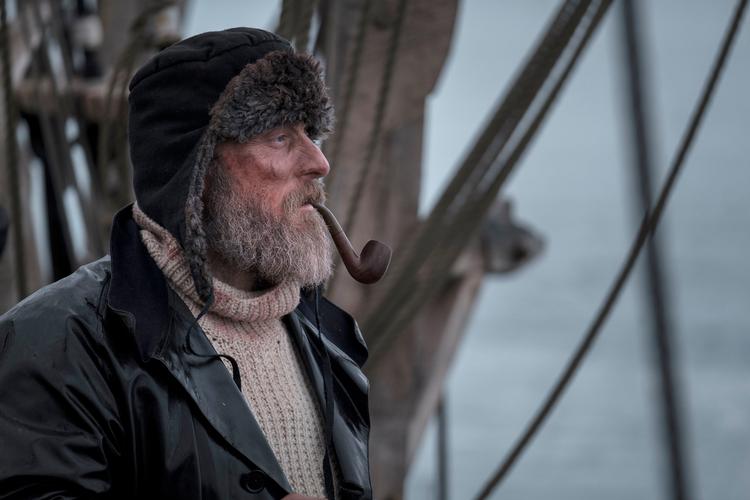 Danske Roland Madsen spiller den vejrbidte sømand Otto, der kommer tæt på skibslægen.  Foto: BBC