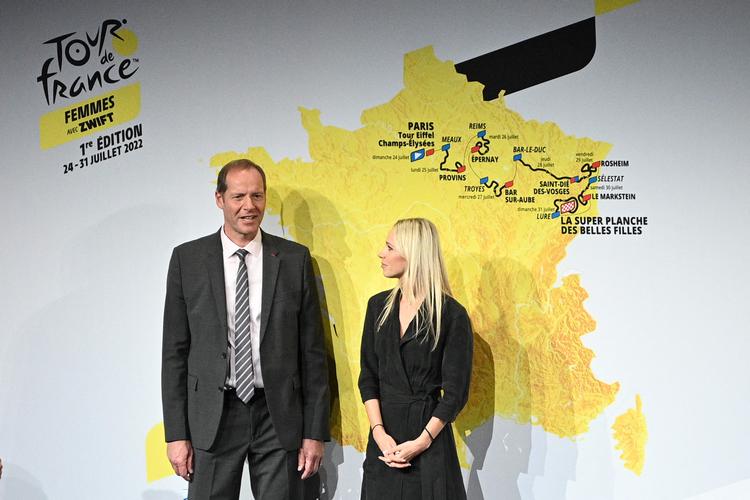 Tour de France-bossen Christian Prudhomme og den nyudnævnte chef for kvindernes Tour, Marion Rousse, foran rutekortet, der viser, hvor kvinmderne skal dyste i næste års Tour.
 Foto: Anne-christine Poujoulat/Ritzau Scanpix