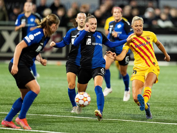 Efter at have brændt en stor chance i første halvleg scorede Fridolina Rolfö (th.) til 1-0 efter  62 minutter, da FC Barcelona med 2-0 besejrede HB Køge i Champions League. Foto: Claus Bech/Ritzau Scanpix