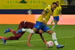 Det første målscorede Neymar efter at have afdriblet Uruguays målmand, Fernando Muslera, og sende bolde mellem benene på en forsvarsspiller. Foto: Nelson Almeida/Ritzau Scanpix