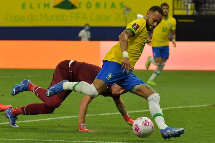 Det første målscorede Neymar efter at have afdriblet Uruguays målmand, Fernando Muslera, og sende bolde mellem benene på en forsvarsspiller. Foto: Nelson Almeida/Ritzau Scanpix