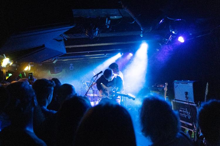 Publikum talte alt fra unge musiknørder, der selv kan tage en F11 på guitaren, til granvoksne mænd iført skjorte og mediebrille. Foto: Tilde Døssing Tornbjerg