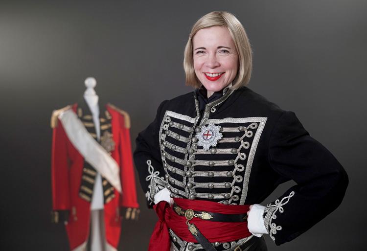 Lucy Worsley er vært på programmet, og hun ifører sig gerne tøj fra diverse perioder, men leverer varen forståeligt og kritisk. Foto: 
BBC Studios