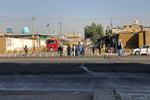 Talebanere står vagt foran den moské i Kandahar, der fredag blev ramt af en eksplosion. Foto: Javed Tanveer/Ritzau Scanpix
