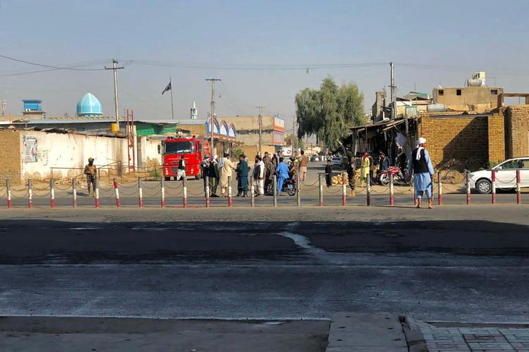 Talebanere står vagt foran den moské i Kandahar, der fredag blev ramt af en eksplosion. Foto: Javed Tanveer/Ritzau Scanpix