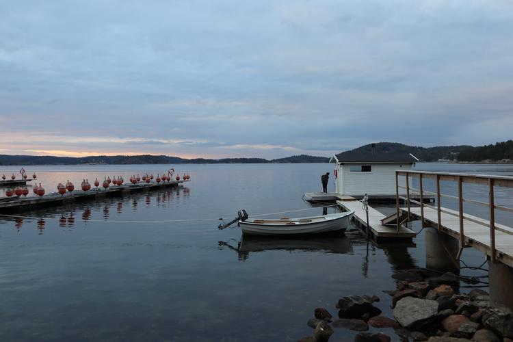 I den lille hvide hytte gemmer Anfasteröd Gårdsvik sin sauna, der flyder på vandet, og hvor der kun er et enkelt skridt til kuldechok.  Foto: Eva Holtegaard-Kasler