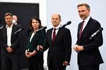 Lederne af De Grønne, Robert Habeck og Annalena Baerbock, SPD's kanslerkandidat Olaf Scholz og FDP-leder Christian Lindner skal nu se, om de kan blive enige om et regeringsgrundlag. Foto: Annegret Hilse/Ritzau Scanpix