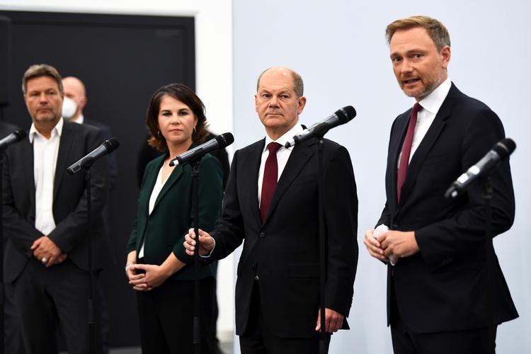 Lederne af De Grønne, Robert Habeck og Annalena Baerbock, SPD's kanslerkandidat Olaf Scholz og FDP-leder Christian Lindner skal nu se, om de kan blive enige om et regeringsgrundlag. Foto: Annegret Hilse/Ritzau Scanpix
