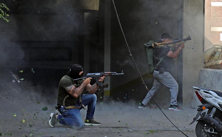 Shiamuslimske militssoldater fra Hizbollah-bevægelsen tager del i gadekampene i bydelen Tayouneh i Beitrut.  Foto: Ibrahim Amro/Ritzau Scanpix