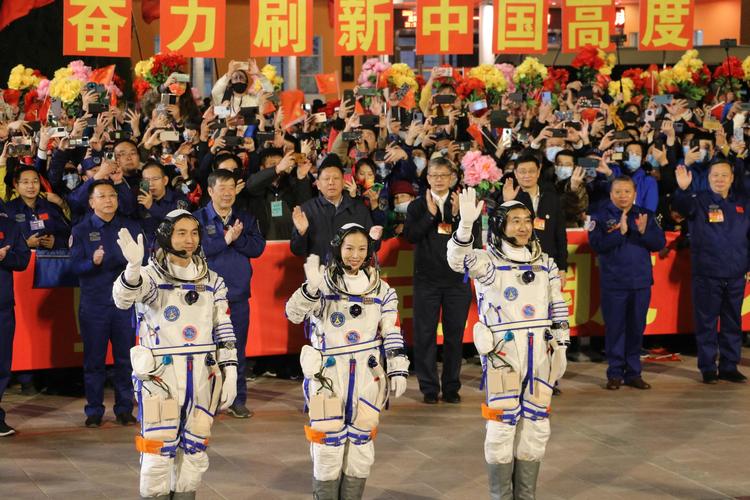     Fra venstre er det Ye Guangfu, Wang Yaping and Zhai Zhigang, der nu skal være et halvt år i rummet. Foto: Str/Ritzau Scanpix