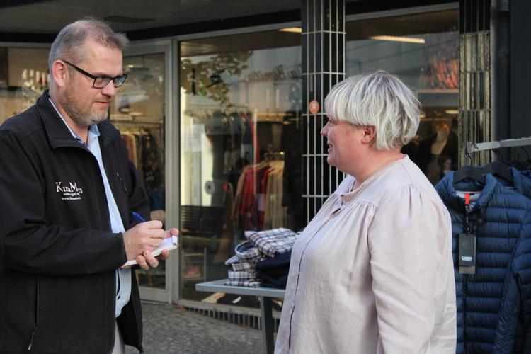 David Højmark fra KunMors interviewer Sofie Hyldig, indehaver i fjerde generation af herretøjsbutikken Mr. Torben Jensen i Nykøbing. Foto: Karoline Marie Jakobsen, KunMors. 