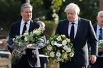 Oppositionsleder Keir Starmer og premierminister Boris Johnson lagde lørdag blomster ved gerningsstedet, hvor 69-årige Sir David Amess blev dræbt. Foto: Tolga Akmen/Ritzau Scanpix
