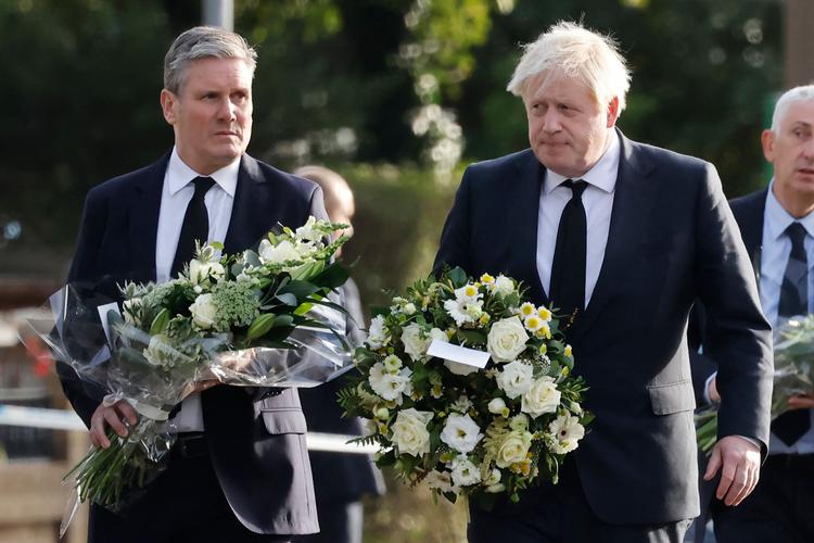 Oppositionsleder Keir Starmer og premierminister Boris Johnson lagde lørdag blomster ved gerningsstedet, hvor 69-årige Sir David Amess blev dræbt. Foto: Tolga Akmen/Ritzau Scanpix