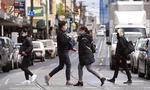 Fra på fredag kan folk i Melbourne igen forlade deres hjem frit og uden særlig grund. Den australske by har levet under verdens længste lockout. Billedet her er taget samme dag som Sydney længere nordpå åbnede efter sin nedlukning. (Foto: William WEST / AFP) Foto: William West/Ritzau Scanpix