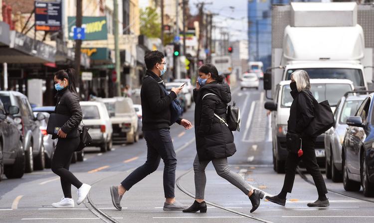Fra på fredag kan folk i Melbourne igen forlade deres hjem frit og uden særlig grund. Den australske by har levet under verdens længste lockout. Billedet her er taget samme dag som Sydney længere nordpå åbnede efter sin nedlukning. (Foto: William WEST / AFP) Foto: William West/Ritzau Scanpix