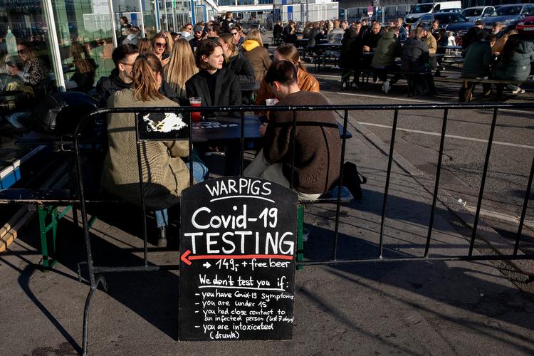 Coronapasset blev hurtigt en del af danskernes hverdag, det samme gør sig nu gældende i Frankrig. Foto: Finn Frandsen