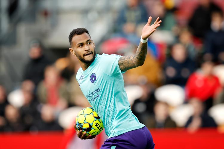 Brasilianske Junior Brumado scorede for syvende gang i superligasæsonen, da han reducerede til 2-1 for FC Midtjylland mod FC Nordsjælland og gestikulerede til holdkammeraterne, at de skulle fortsætte presset. Kampen endte 2-2. Foto: Jens Dresling