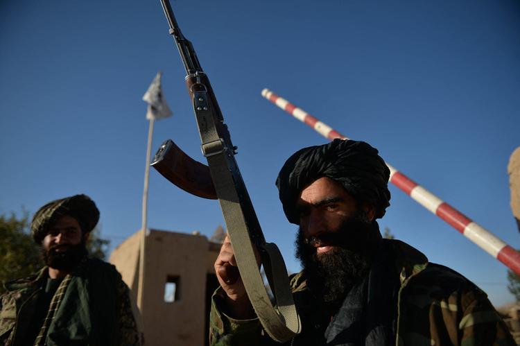 En talebankriger holder vagt ved en politistation i Badghis-provinsen. Foto: Hoshang Hashimi/Ritzau Scanpix